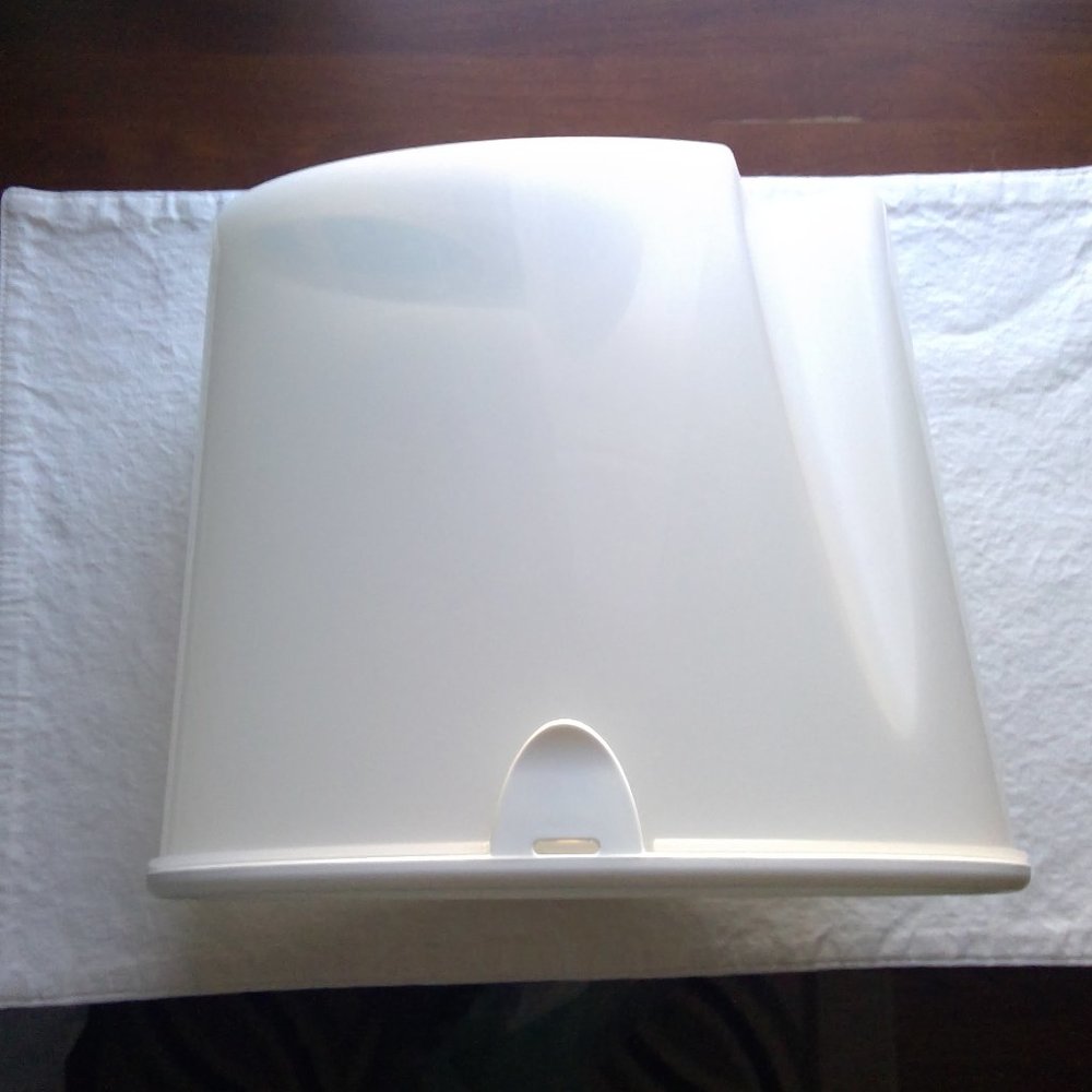 Tupperware Cereal Container - Picture 4 of 8